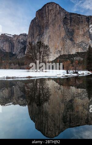 El Capitan spiegelt sich in Merced River, Yosemite Nationalpark, Kalifornien, USA Stockfoto