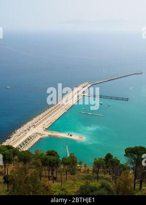Ein Blick auf die Küste siziliens mit Hafen und türkisfarbenem Wasser des mittelmeers Stockfoto