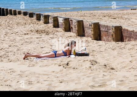 Bournemouth, Dorset, Großbritannien. Mai 2020. UK Wetter: Ein weiterer heißer sonniger Tag an den Stränden von Bournemouth mit klarem blauen Himmel und ungebrochenem Sonnenschein, während das herrliche Wetter anhält und die Temperaturen steigen. Sonnenhungrige gehen an die Küste, um die Sonne zu genießen. Quelle: Carolyn Jenkins/Alamy Live News Stockfoto