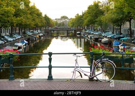 Schönes Bild der UNESCO-Weltkulturerbe Kanäle in Amsterdam, Niederlande Stockfoto