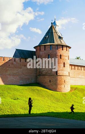 Weliky Nowgorod, Russland - 17. August 2019. Kreml Metropolitan Turm bei Sonnenuntergang im Sommer in Veliky Nowgorod, Russland, Reise Sommerlandschaft von Veliky N Stockfoto