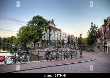 Schönes Bild der UNESCO-Weltkulturerbe Kanäle in Amsterdam, Niederlande Stockfoto