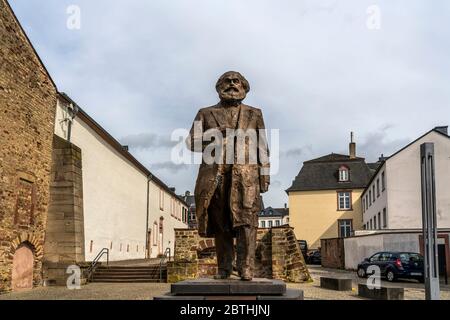 Karl Marx Statue auf dem Simeonstiftplatz in Trier, Rheinland-Pfalz, Deutschland Stockfoto