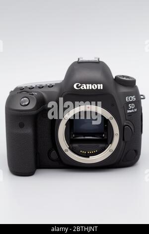 Ein Canon 5D Mark IV Kameragehäuse. Es handelt sich um eine digitale Spiegelreflexkamera (D-SLR) mit Vollformat. Stockfoto