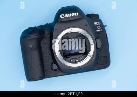 Ein Canon 5D Mark IV Kameragehäuse. Es handelt sich um eine digitale Spiegelreflexkamera (D-SLR) mit Vollformat. Stockfoto