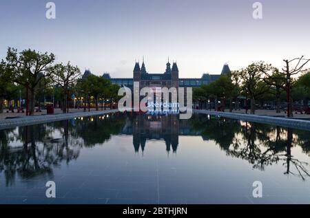 Das Rijksmuseum Amsterdam Museumsviertel mit den Worten IAMSTERDAM in Amsterdam, Niederlande. Nationales Staatsmuseum Stockfoto