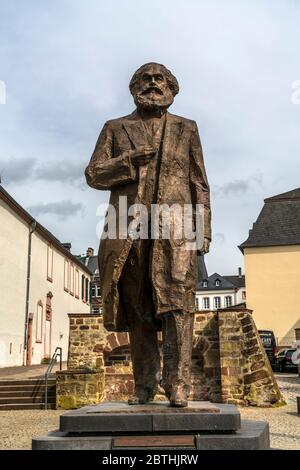 Karl Marx Statue auf dem Simeonstiftplatz in Trier, Rheinland-Pfalz, Deutschland Stockfoto