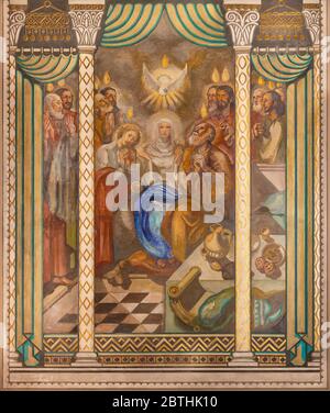 BARCELONA, SPSIN - 3. MÄRZ 2020: Das Fresko von Pfingsten in der Kirche Parroquia Santa Teresa de l'Infant Jesus von Francisco Labarta (20. Cent.). Stockfoto