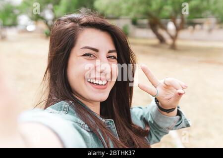 Junge Hipster Frau machen Selfie - hübsches Reisenden Mädchen ein Foto machen und zeigen zwei Finger - Wandelust Urlaub auf Welttourenkonzept Stockfoto