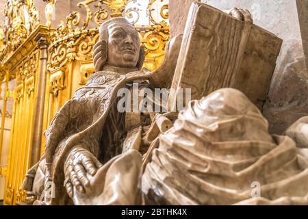 Grabmal Johann Philipp von Walderdorf im Innenraum des Dom St. Peter, UNESCO Welterbe in Trier, Rheinland-Pfalz, Deutschland Stockfoto