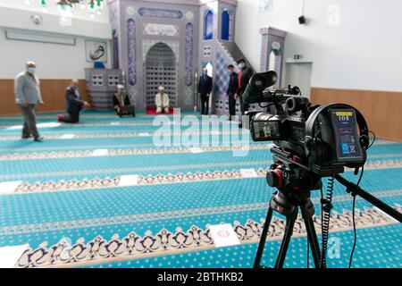 Kiel, Deutschland. Mai 2020. Teilnehmer eines Gottesdienstes sitzen während einer Videoaufzeichnung anlässlich des Ramadan in der Moschee der türkischen Gemeinde Ulu Camii im Kreis Kiel-Gaarden. Sie gehört dem Ditib-Moschee-Verband, dem deutschen Zweig der türkischen Staatsreligionsbehörde Dyanet unter Leitung, Kontrolle und Aufsicht von Präsident Erdogan. Quelle: Frank Molter/dpa/Alamy Live News Stockfoto