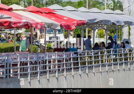 ALEXANDROUPOLI, GRIECHENLAND - 25. Mai 2020 - die Menschen genießen Getränke und Essen in einem Café-Bar / Restaurant in Alexandroupoli Griechenland am ersten Tag, die erlaubt Stockfoto