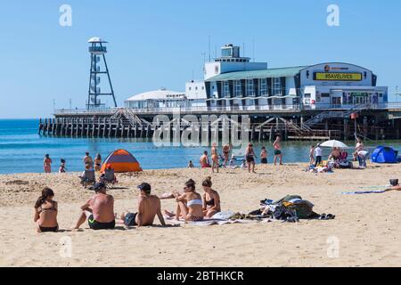 Bournemouth, Dorset, Großbritannien. Mai 2020. UK Wetter: Ein weiterer heißer sonniger Tag an den Stränden von Bournemouth mit klarem blauen Himmel und ungebrochenem Sonnenschein, während das herrliche Wetter anhält und die Temperaturen steigen. Sonnenhungrige gehen an die Küste, um die Sonne zu genießen. Quelle: Carolyn Jenkins/Alamy Live News Stockfoto