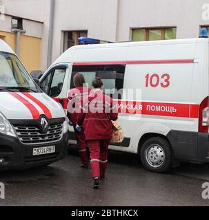 Die Ambulanz Ärzte an der Station Stockfoto