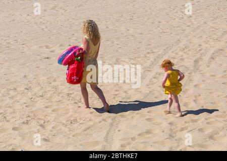 Bournemouth, Dorset, Großbritannien. Mai 2020. UK Wetter: Ein weiterer heißer sonniger Tag an den Stränden von Bournemouth mit klarem blauen Himmel und ungebrochenem Sonnenschein, während das herrliche Wetter anhält und die Temperaturen steigen. Sonnenhungrige gehen an die Küste, um die Sonne zu genießen. Quelle: Carolyn Jenkins/Alamy Live News Stockfoto