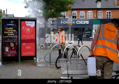 Loughborough, Leicestershire, Großbritannien. Mai 2020. Ein Arbeiter desinfiziert eine Telefondose, nachdem Boris Johnson angekündigt hatte, dass nicht-essentielle Einzelhändler in England ab dem 15. Juni während der Sperrung der Coronavirus-Pandemie wieder eröffnen können. Credit Darren Staples/Alamy Live News. Stockfoto