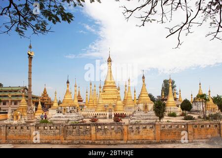 Goldes Stupas von Kan TU Kyaung Kloster, Pindaya Dorf, Staat Shan, Myanmar, Asien Stockfoto