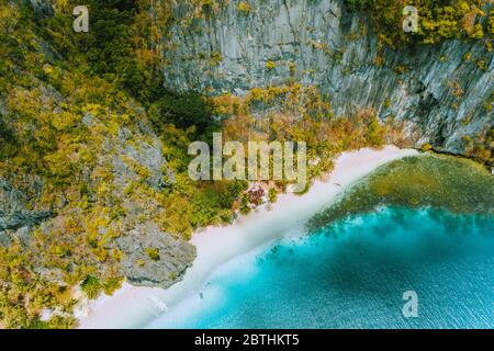 Antenne drone Ansicht der verlassenen Haus Hütte auf Pinagbuyutan Insel in El Nido. Super White Sand Beach und Emerald Lagoon Water Stockfoto