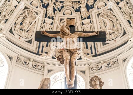 Kruzifix und Barocke Stuckarbeiten des Gewölbes des Westchors im Innenraum des Dom St. Peter, UNESCO Welterbe in Trier, Rheinland-Pfalz, Deutschland Stockfoto