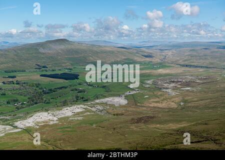 Blick über Ribblehead in Richtung Whernside in den Yorkshire Three Peaks Bereich vom Gipfel des Inglelorough aus gesehen Stockfoto