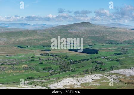 Blick über Ribblehead in Richtung Whernside in den Yorkshire Three Peaks Bereich vom Gipfel des Inglelorough aus gesehen Stockfoto