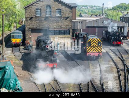 Dampf- und Diesellokomotiven vor den Motorschuppen in Howarth auf der Keighley and Worth Valley Heritage Railway, West Yorkshire Stockfoto