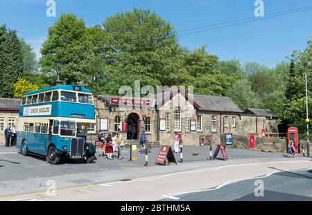 Ein Vintage-Bus wartet auf Passagiere vor dem Bahnhof Haworth während der Dörfer 1940er Wochenende Stockfoto