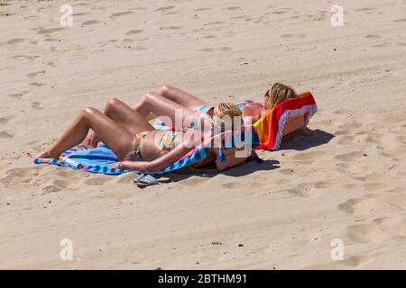 Bournemouth, Dorset, Großbritannien. Mai 2020. UK Wetter: Ein weiterer heißer sonniger Tag an den Stränden von Bournemouth mit klarem blauen Himmel und ungebrochenem Sonnenschein, während das herrliche Wetter anhält und die Temperaturen steigen. Sonnenhungrige gehen an die Küste, um die Sonne zu genießen. Quelle: Carolyn Jenkins/Alamy Live News Stockfoto