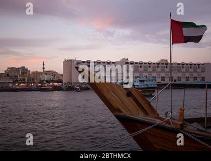 Blick über den Bach von Al Fahidi in Richtung Deira, Dubai, Vereinigte Arabische Emirate. Stockfoto