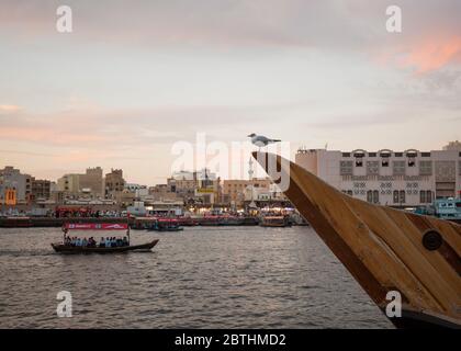 Blick über den Bach von Al Fahidi in Richtung Deira, Dubai, Vereinigte Arabische Emirate. Stockfoto