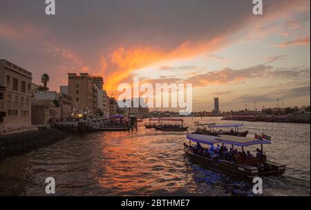 Wassertaxis am Abra Bahnhof in Bur Dubai, Dubai, Vereinigte Arabische Emirate Stockfoto