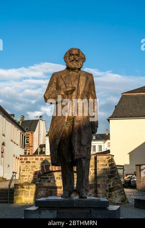 Karl Marx Statue auf dem Simeonstiftplatz in Trier, Rheinland-Pfalz, Deutschland Stockfoto