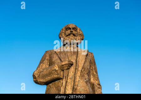 Karl Marx Statue auf dem Simeonstiftplatz in Trier, Rheinland-Pfalz, Deutschland Stockfoto