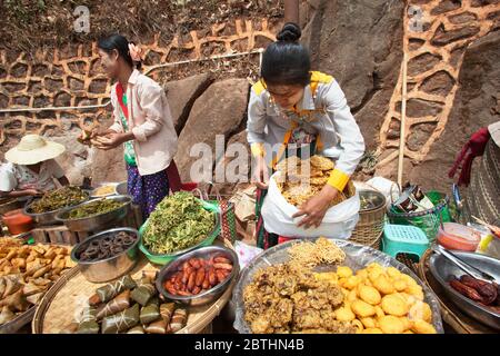 Lebensmittelmarkt in Shwe Oo Min Pagode Gegend, Pindaya Dorf, Staat Shan, Myanmar, Asien Stockfoto