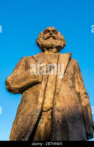 Karl Marx Statue auf dem Simeonstiftplatz in Trier, Rheinland-Pfalz, Deutschland Stockfoto