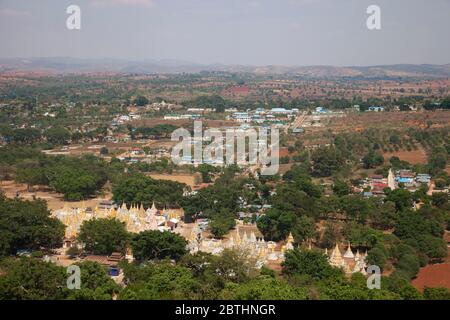 Blick auf Pindaya alte Stupas von Shwe Oo Min Pagode, Pindaya Dorf, Staat Shan, Myanmar, Asien Stockfoto