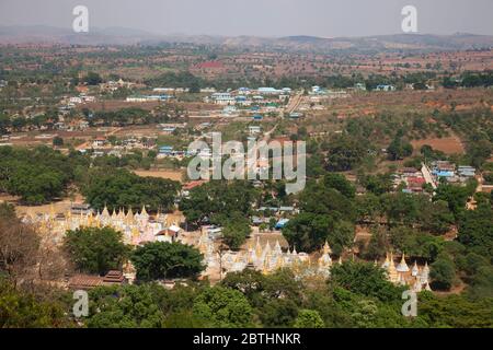 Blick auf Pindaya alte Stupas von Shwe Oo Min Pagode, Pindaya Dorf, Staat Shan, Myanmar, Asien Stockfoto