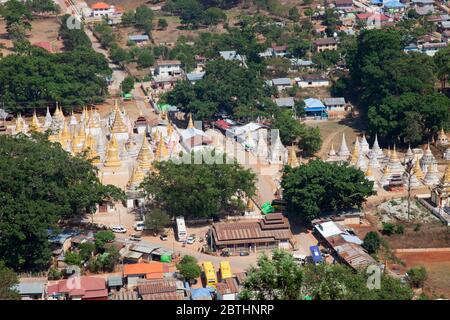 Blick auf Pindaya alte Stupas von Shwe Oo Min Pagode, Pindaya Dorf, Staat Shan, Myanmar, Asien Stockfoto