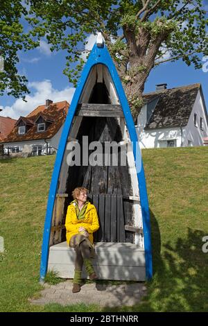 Erfinderische Bank aus einem alten Boot, Maasholm, Ostsee Fiord Schlei, Schleswig-Holstein, Deutschland Stockfoto