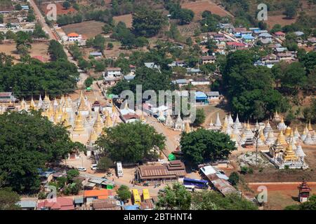 Blick auf Pindaya alte Stupas von Shwe Oo Min Pagode, Pindaya Dorf, Staat Shan, Myanmar, Asien Stockfoto