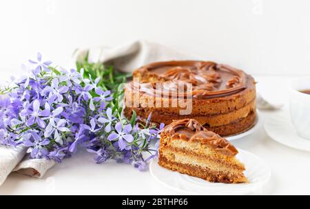 Hausgemachte Honigkuchen mit Karamell auf einem hellen Hintergrund dekoriert. Backkonzept für zu Hause. Nahaufnahme. Stockfoto