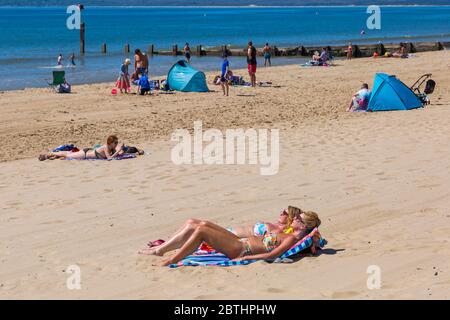 Bournemouth, Dorset, Großbritannien. Mai 2020. UK Wetter: Ein weiterer heißer sonniger Tag an den Stränden von Bournemouth mit klarem blauen Himmel und ungebrochenem Sonnenschein, während das herrliche Wetter anhält und die Temperaturen steigen. Sonnenhungrige gehen an die Küste, um die Sonne zu genießen. Quelle: Carolyn Jenkins/Alamy Live News Stockfoto