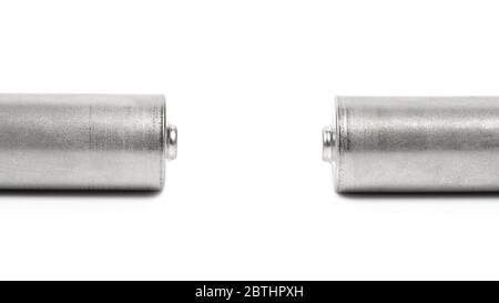 Nahaufnahme der Pluspole zweier Batterien auf weißem Hintergrund mit Schnittpfad isoliert Stockfoto
