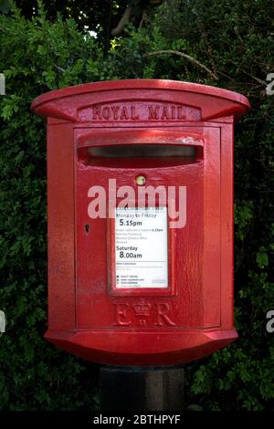 Ein Queen Elizabeth II Postkasten in Sherbourne Dorf, Warwickshire, England, Großbritannien Stockfoto