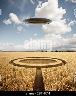 Fremder Sommer Begegnung. Ein UFO verlässt Kornkreise in einer Weizenernte an einem heißen Sommertag. 3D-Illustration für gemischte Medien. Stockfoto