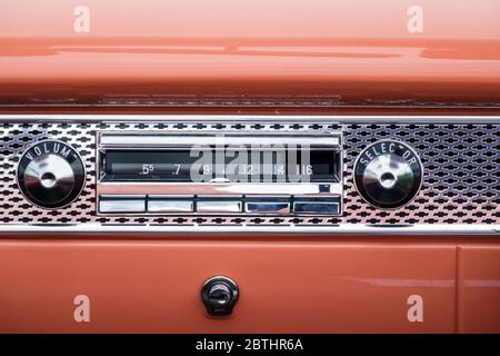 Altes Autoradio in einem Oldtimer Stockfoto