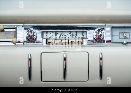 Klassisches Autoradio in einem Edsel-Auto Stockfoto