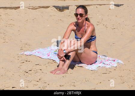 Bournemouth, Dorset, Großbritannien. Mai 2020. UK Wetter: Ein weiterer heißer sonniger Tag an den Stränden von Bournemouth mit klarem blauen Himmel und ungebrochenem Sonnenschein, während das herrliche Wetter anhält und die Temperaturen steigen. Sonnenhungrige gehen an die Küste, um die Sonne zu genießen. Quelle: Carolyn Jenkins/Alamy Live News Stockfoto