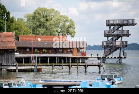 Utting, Deutschland. Mai 2020. Ein Mann arbeitet auf einer Sprungplattform am lido in Utting am Ammersee. Kredit: Sven Hoppe/dpa/Alamy Live News Stockfoto