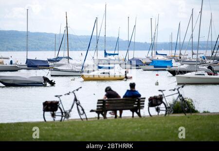 Utting, Deutschland. Mai 2020. Ausflügler genießen das schöne Wetter am Ammersee. Kredit: Sven Hoppe/dpa/Alamy Live News Stockfoto